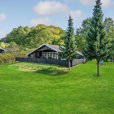 Dom wakacyjny 4 Bedroom Awesome In Ebeltoft